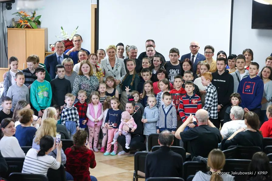Pierwsza Dama z wizytą w naszym regionie. Spotkała się z uchodźcami z Ukrainy [08.04.2022] - zdjęcie #6 - eOstroleka.pl