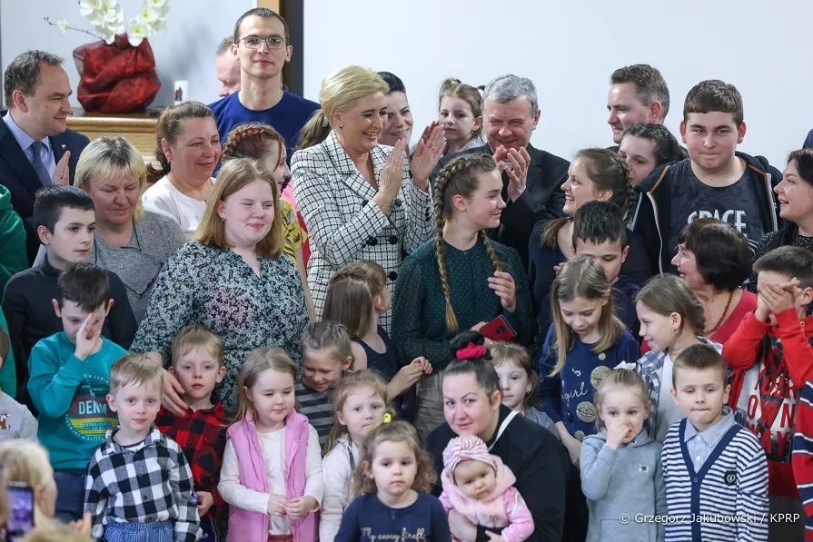 Pierwsza Dama z wizytą w naszym regionie. Spotkała się z uchodźcami z Ukrainy [08.04.2022] - zdjęcie #4 - eOstroleka.pl