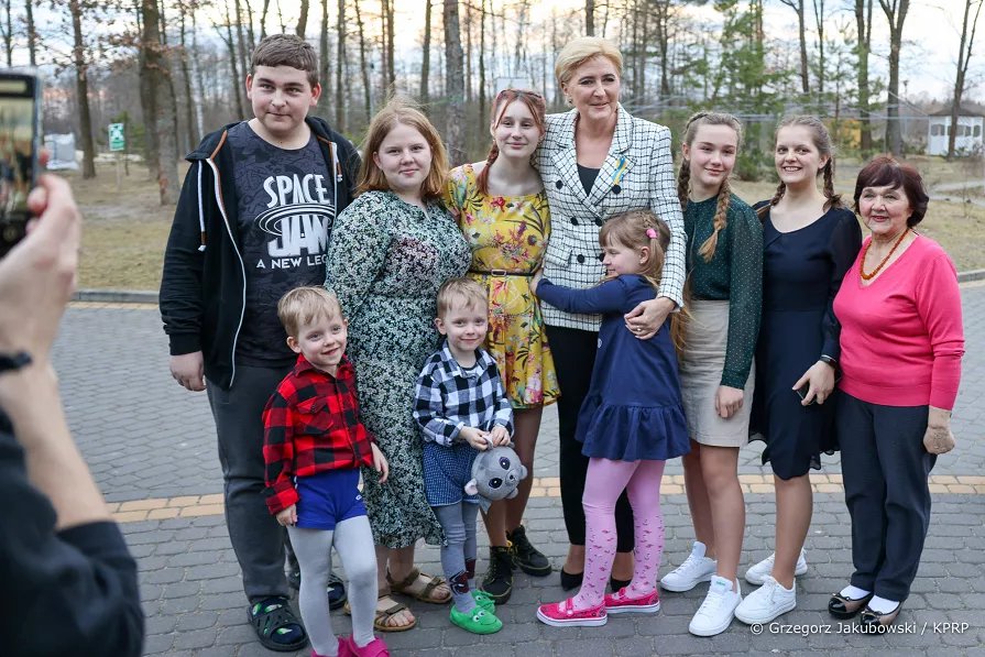 Pierwsza Dama z wizytą w naszym regionie. Spotkała się z uchodźcami z Ukrainy [08.04.2022] - zdjęcie #16 - eOstroleka.pl