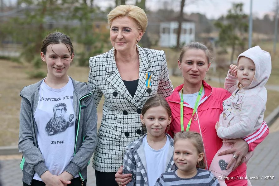 Pierwsza Dama z wizytą w naszym regionie. Spotkała się z uchodźcami z Ukrainy [08.04.2022] - zdjęcie #1 - eOstroleka.pl