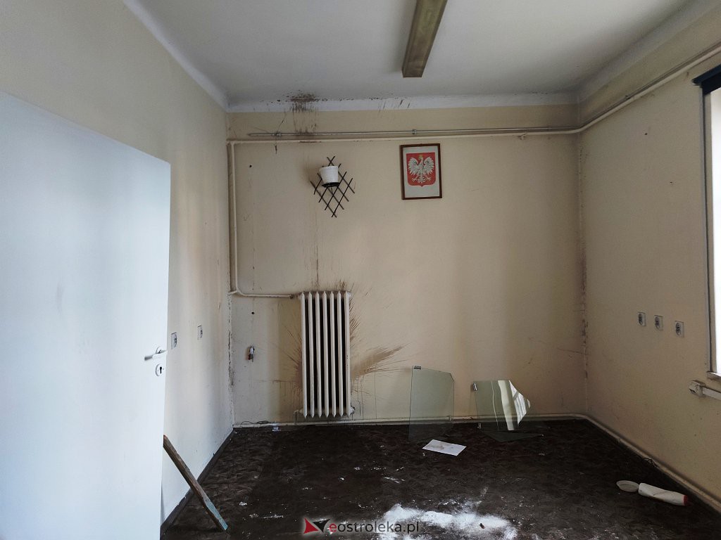 Opuszczona komenda policji - kwiecień 2022 r. - zdjęcie #5 - eOstroleka.pl