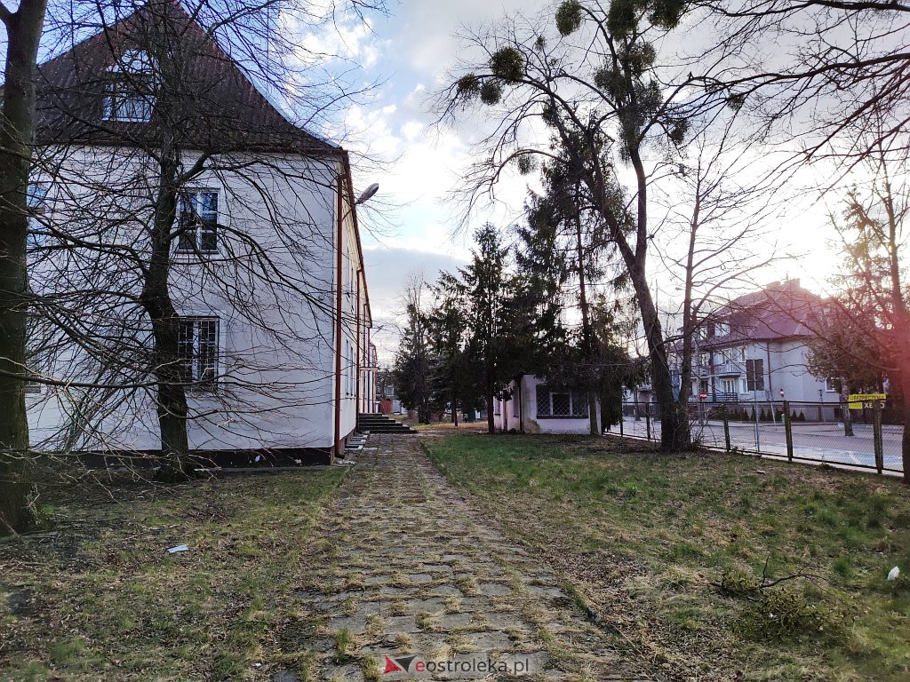 Opuszczona komenda policji - kwiecień 2022 r. - zdjęcie #2 - eOstroleka.pl