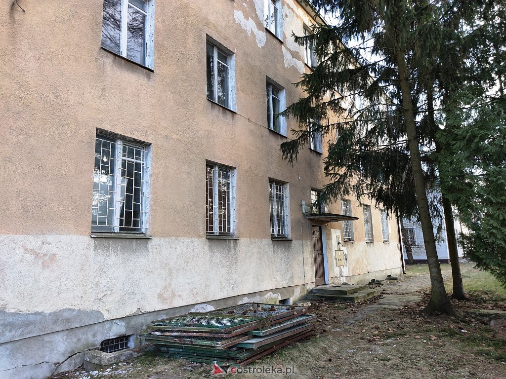 Opuszczona komenda policji - kwiecień 2022 r. - zdjęcie #1 - eOstroleka.pl