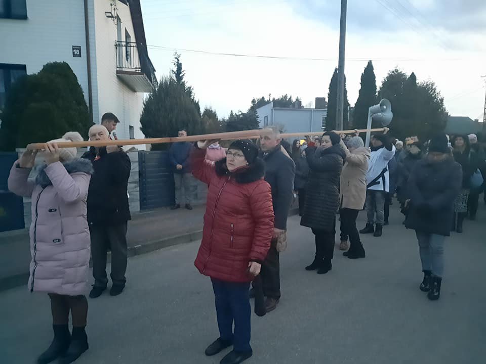 Droga krzyżowa ulicami Baranowa [09.04.2022] - zdjęcie #26 - eOstroleka.pl