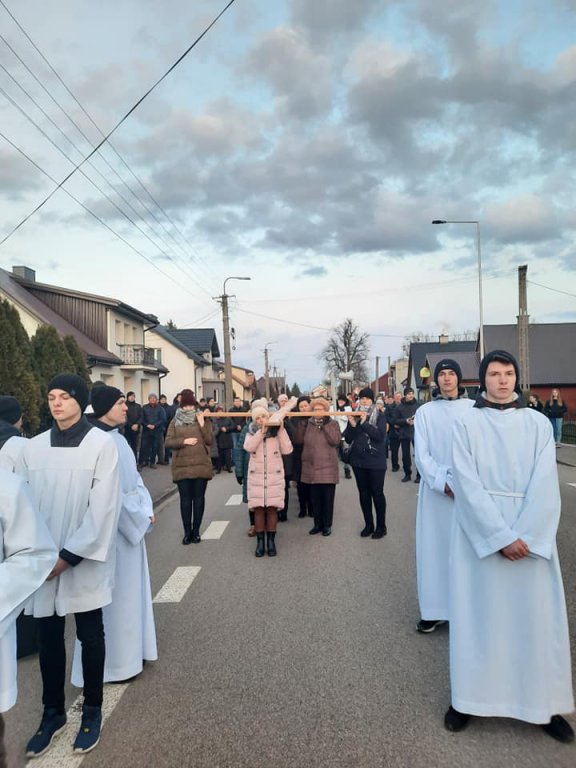 Droga krzyżowa ulicami Baranowa [09.04.2022] - zdjęcie #25 - eOstroleka.pl