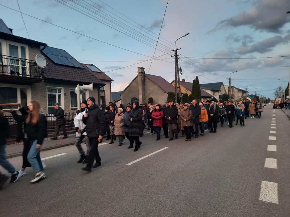 Droga krzyżowa ulicami Baranowa [09.04.2022] - zdjęcie #24 - eOstroleka.pl