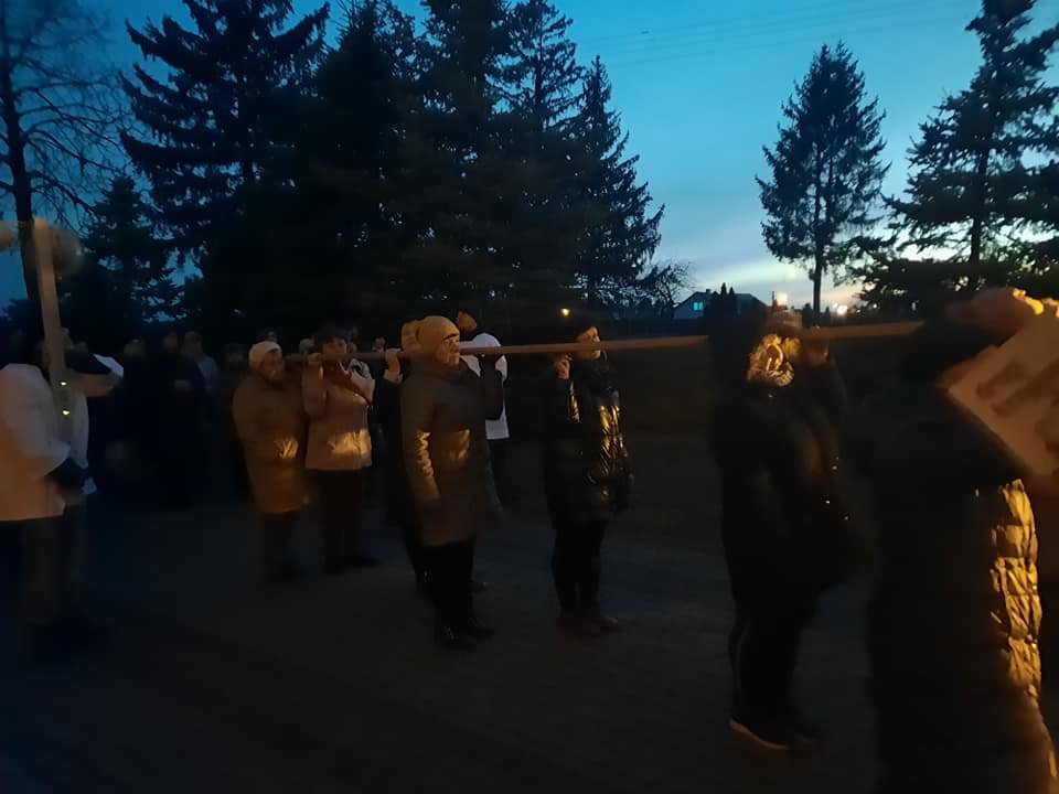 Droga krzyżowa ulicami Baranowa [09.04.2022] - zdjęcie #23 - eOstroleka.pl