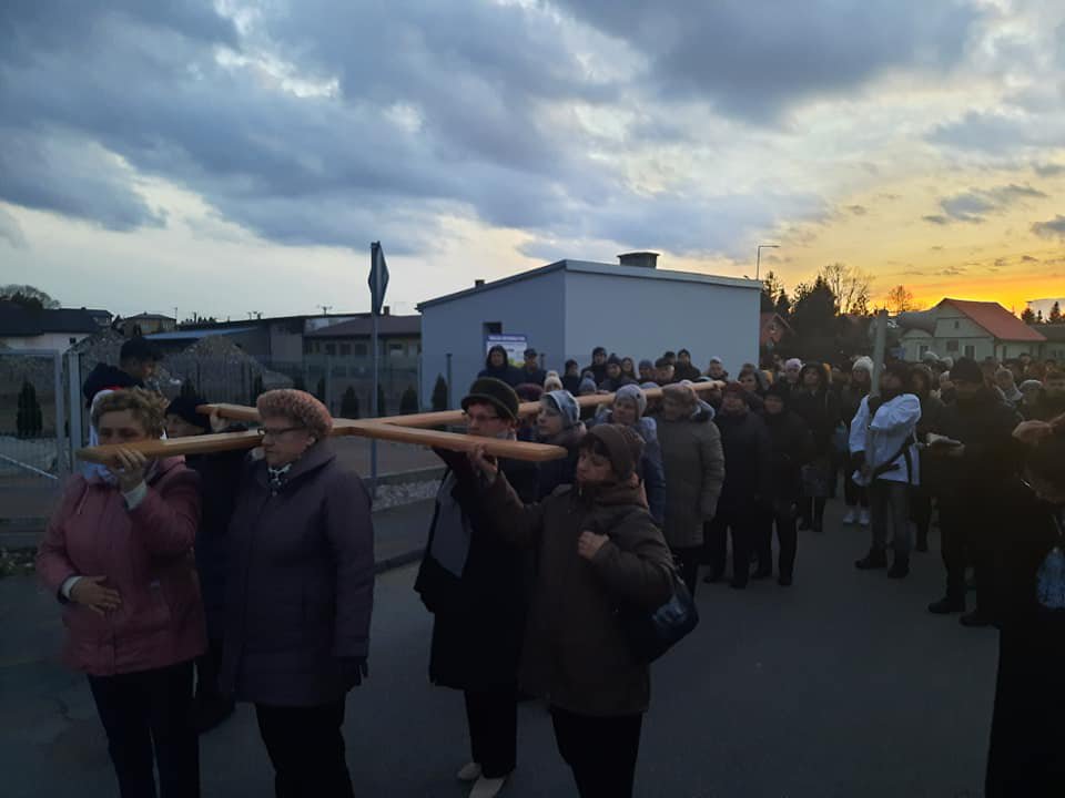 Droga krzyżowa ulicami Baranowa [09.04.2022] - zdjęcie #22 - eOstroleka.pl