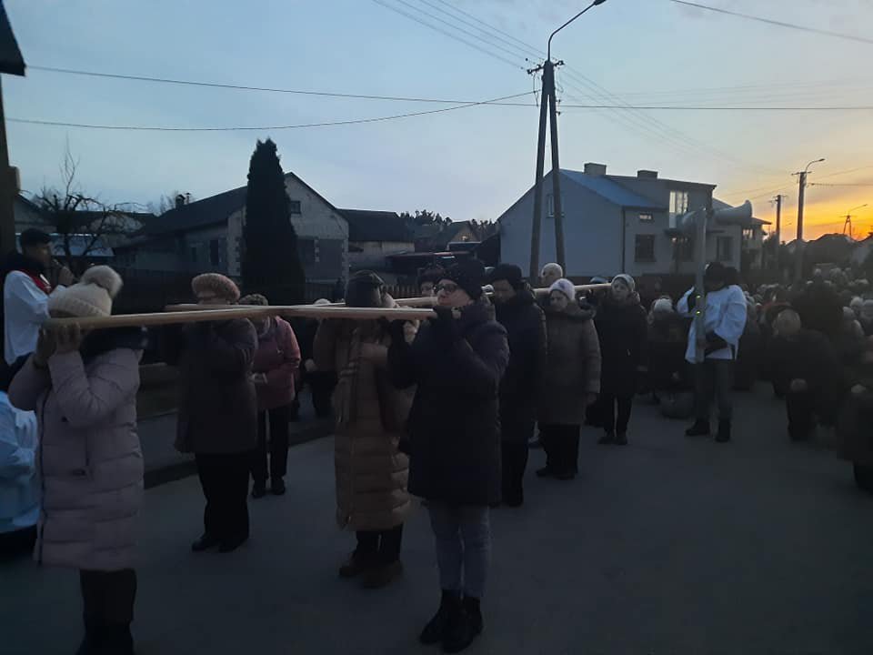 Droga krzyżowa ulicami Baranowa [09.04.2022] - zdjęcie #21 - eOstroleka.pl