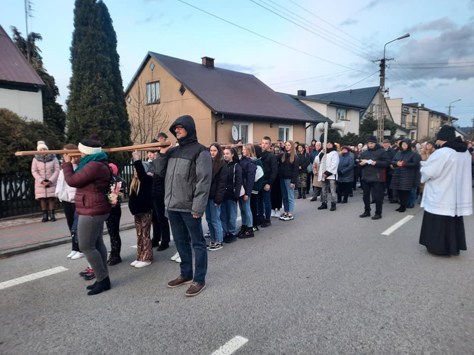 Droga krzyżowa ulicami Baranowa [09.04.2022] - zdjęcie #20 - eOstroleka.pl