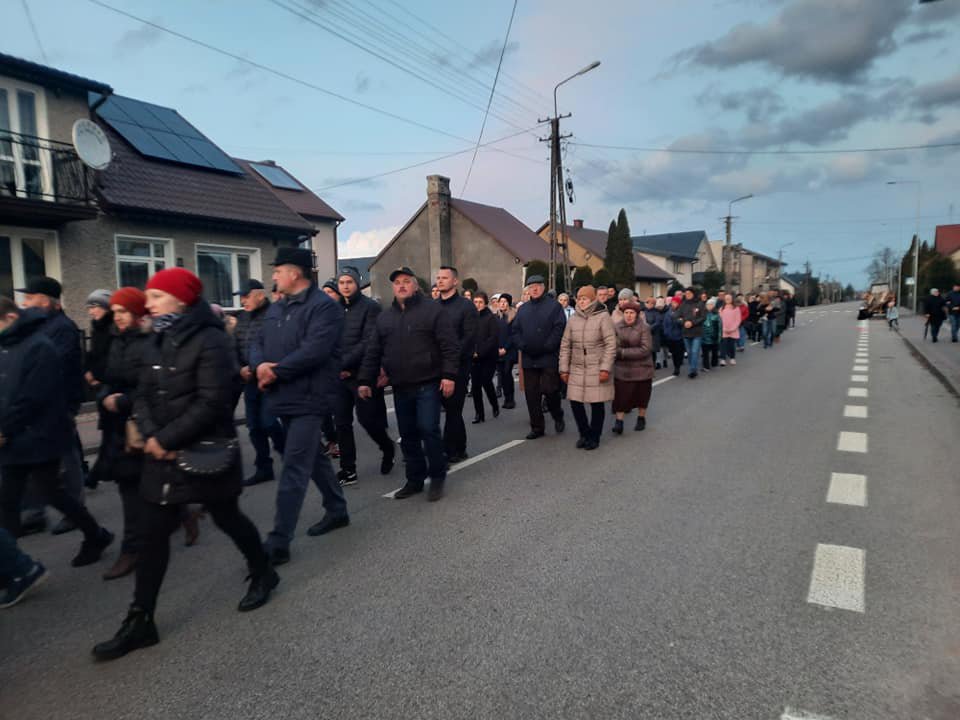 Droga krzyżowa ulicami Baranowa [09.04.2022] - zdjęcie #19 - eOstroleka.pl