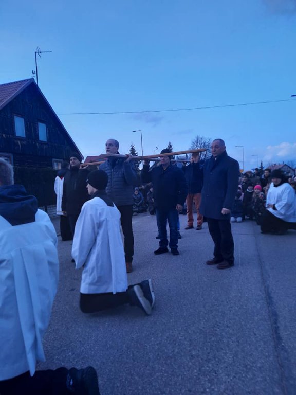Droga krzyżowa ulicami Baranowa [09.04.2022] - zdjęcie #18 - eOstroleka.pl