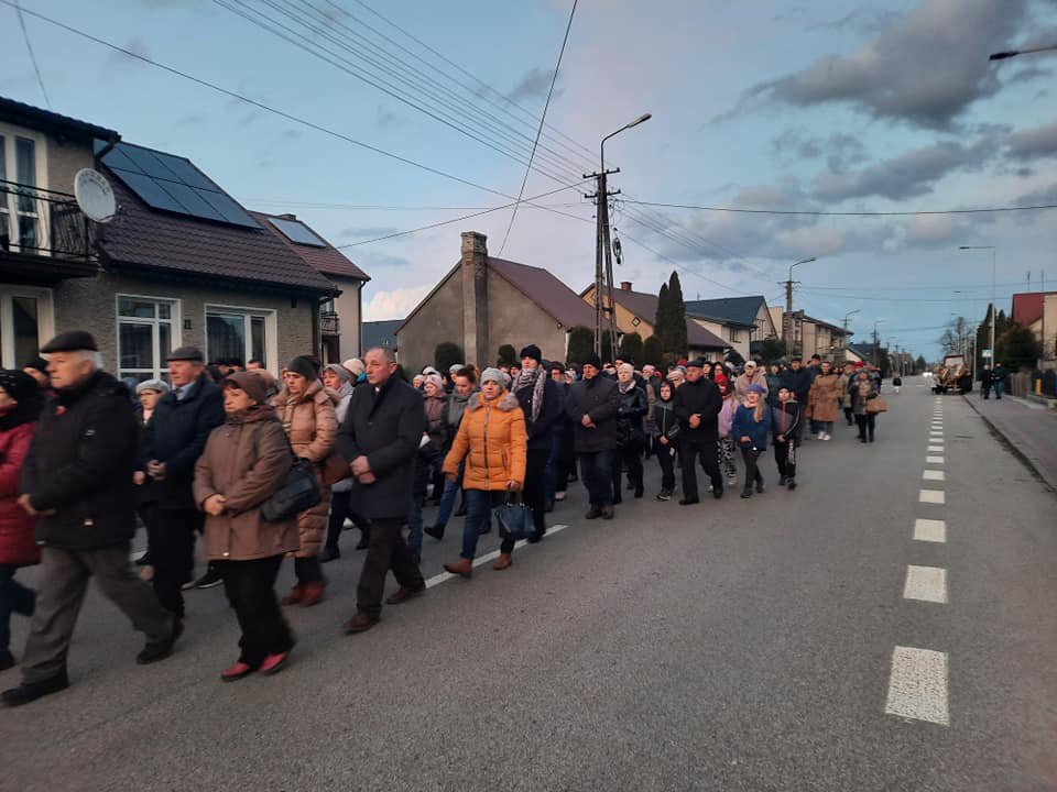 Droga krzyżowa ulicami Baranowa [09.04.2022] - zdjęcie #17 - eOstroleka.pl