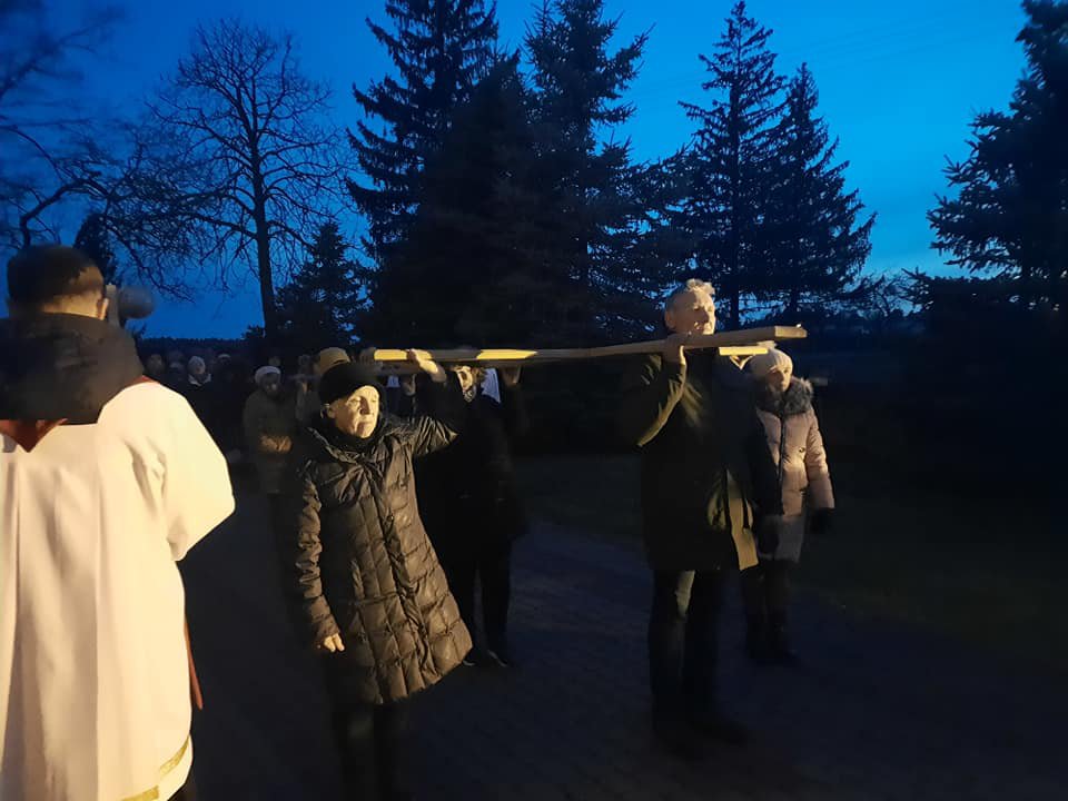 Droga krzyżowa ulicami Baranowa [09.04.2022] - zdjęcie #16 - eOstroleka.pl