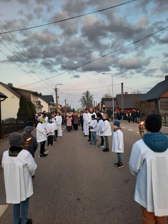 Droga krzyżowa ulicami Baranowa [09.04.2022] - zdjęcie #15 - eOstroleka.pl