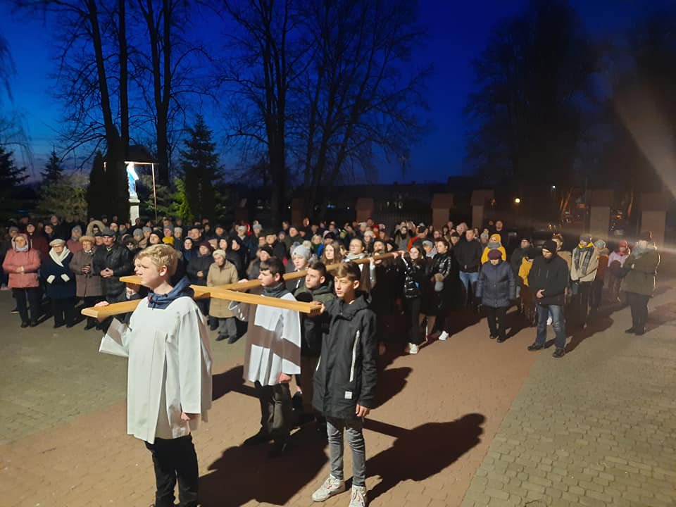 Droga krzyżowa ulicami Baranowa [09.04.2022] - zdjęcie #14 - eOstroleka.pl