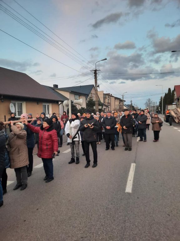 Droga krzyżowa ulicami Baranowa [09.04.2022] - zdjęcie #13 - eOstroleka.pl