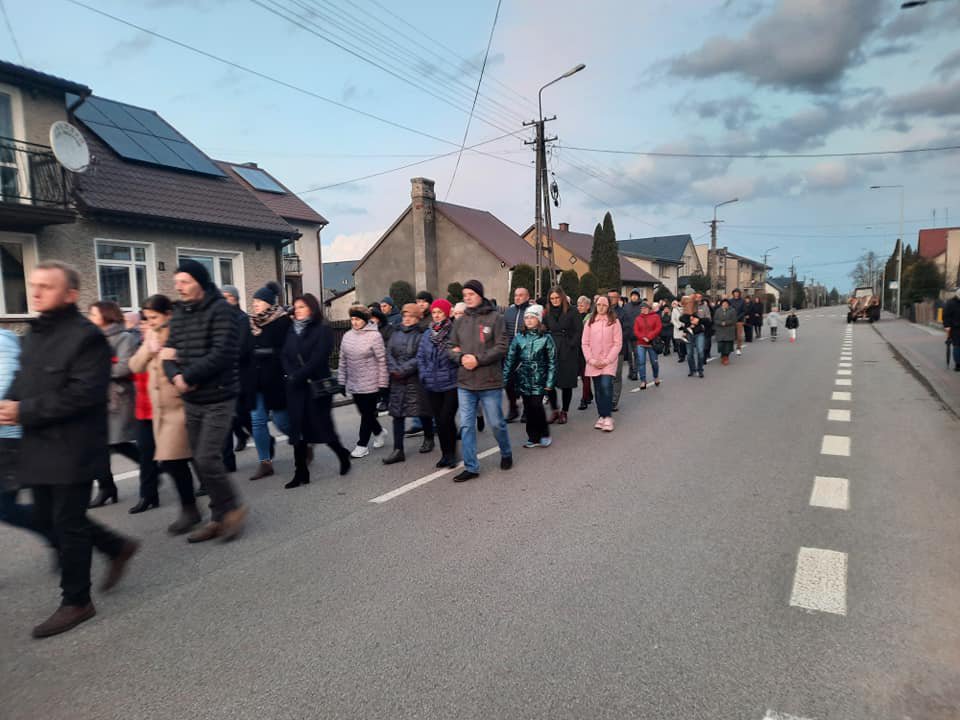 Droga krzyżowa ulicami Baranowa [09.04.2022] - zdjęcie #12 - eOstroleka.pl