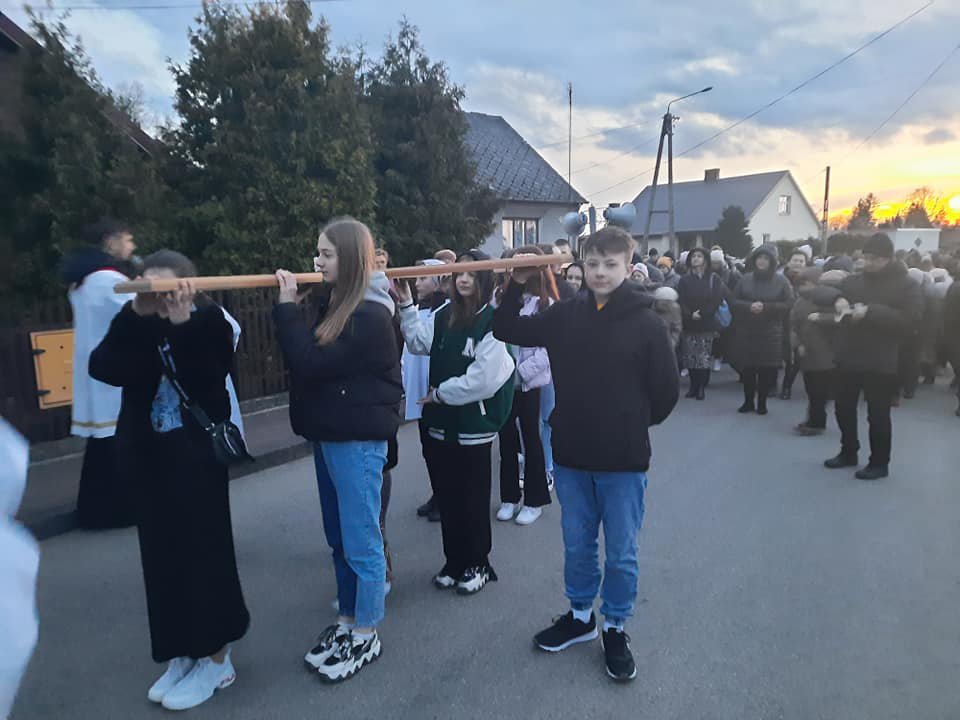 Droga krzyżowa ulicami Baranowa [09.04.2022] - zdjęcie #11 - eOstroleka.pl