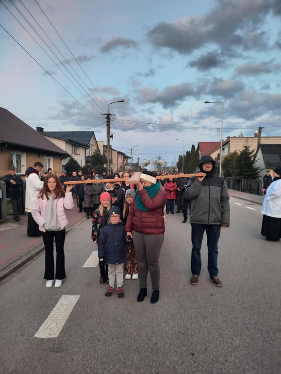 Droga krzyżowa ulicami Baranowa [09.04.2022] - zdjęcie #10 - eOstroleka.pl