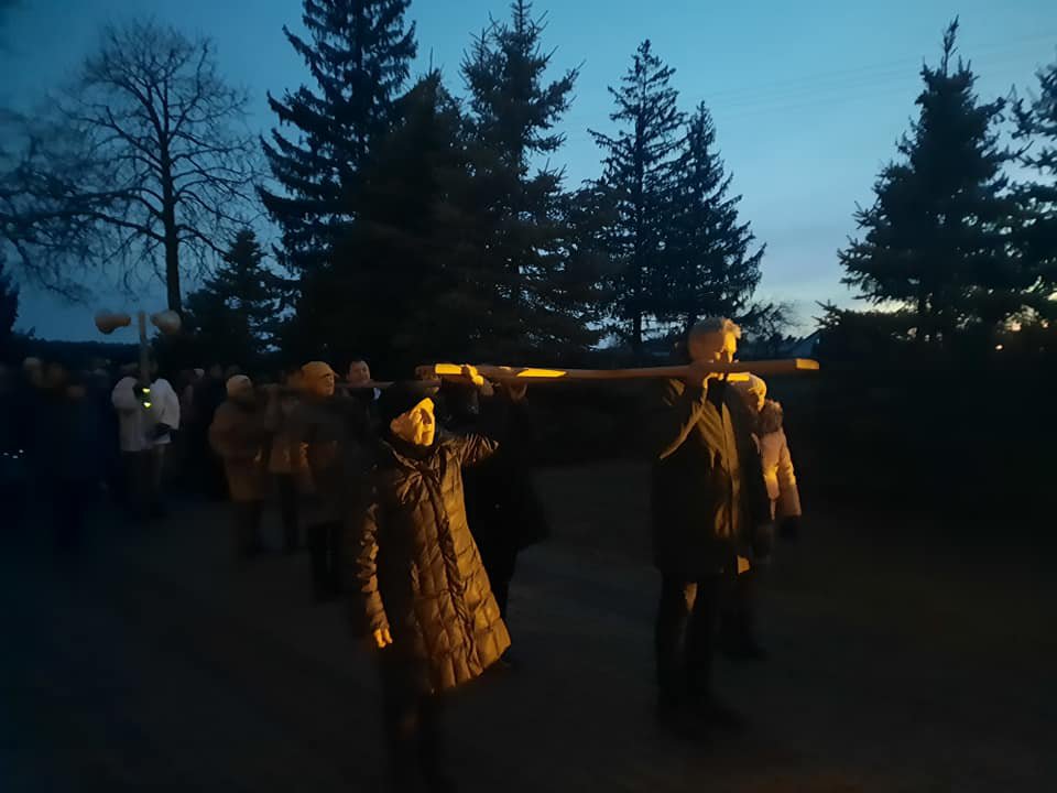 Droga krzyżowa ulicami Baranowa [09.04.2022] - zdjęcie #9 - eOstroleka.pl