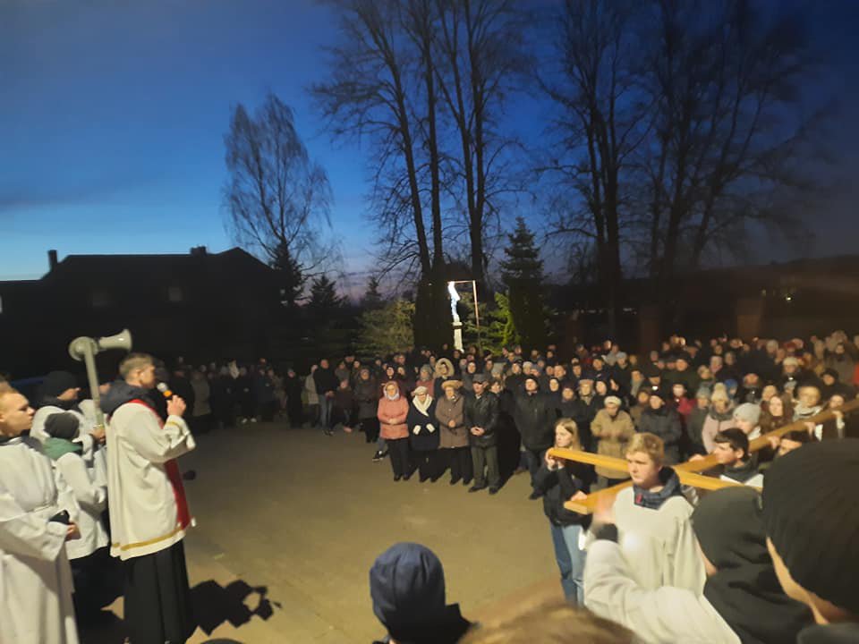 Droga krzyżowa ulicami Baranowa [09.04.2022] - zdjęcie #7 - eOstroleka.pl
