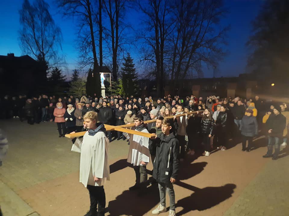 Droga krzyżowa ulicami Baranowa [09.04.2022] - zdjęcie #6 - eOstroleka.pl