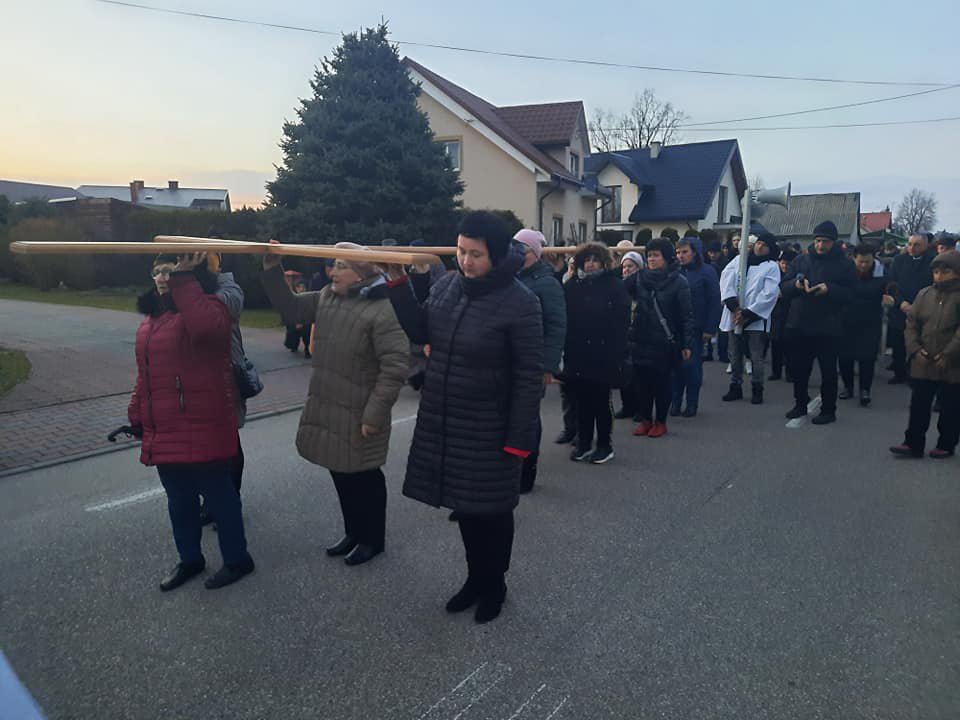 Droga krzyżowa ulicami Baranowa [09.04.2022] - zdjęcie #4 - eOstroleka.pl