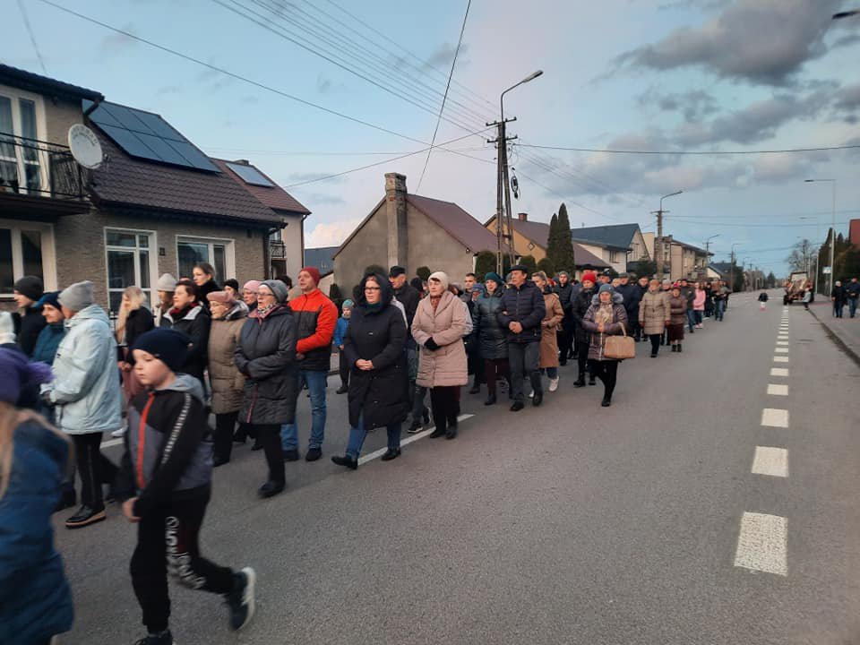 Droga krzyżowa ulicami Baranowa [09.04.2022] - zdjęcie #3 - eOstroleka.pl