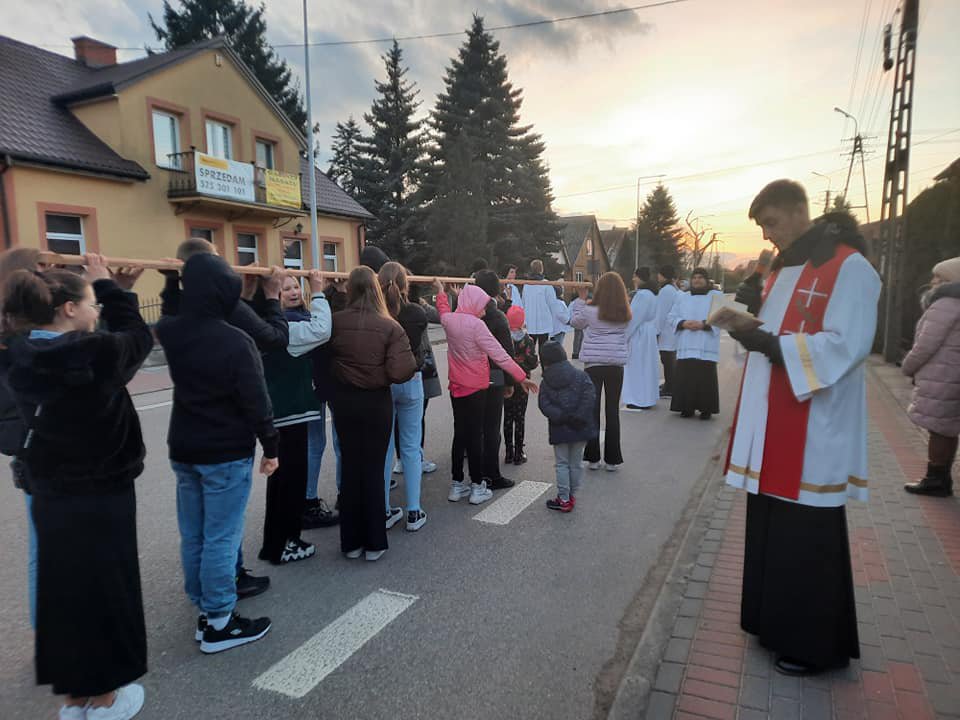 Droga krzyżowa ulicami Baranowa [09.04.2022] - zdjęcie #2 - eOstroleka.pl