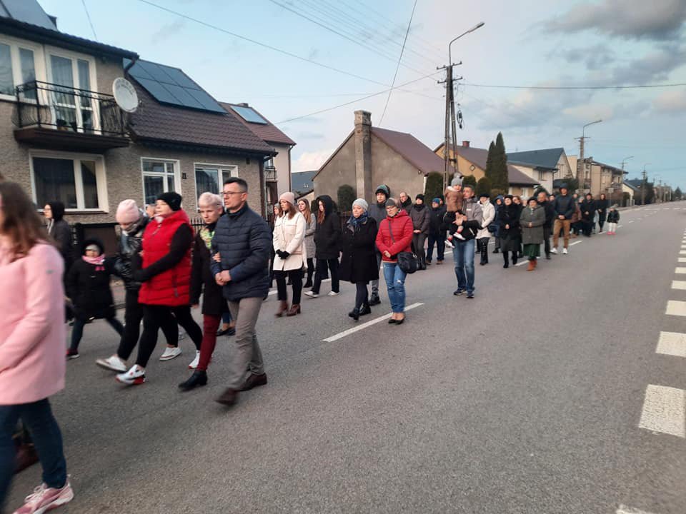 Droga krzyżowa ulicami Baranowa [09.04.2022] - zdjęcie #1 - eOstroleka.pl