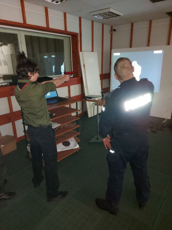 Wizyta harcerzy w Miejskiej Komendzie Policji w Ostrołęce - zdjęcie #5 - eOstroleka.pl