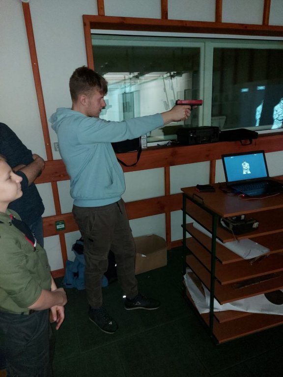 Wizyta harcerzy w Miejskiej Komendzie Policji w Ostrołęce - zdjęcie #3 - eOstroleka.pl