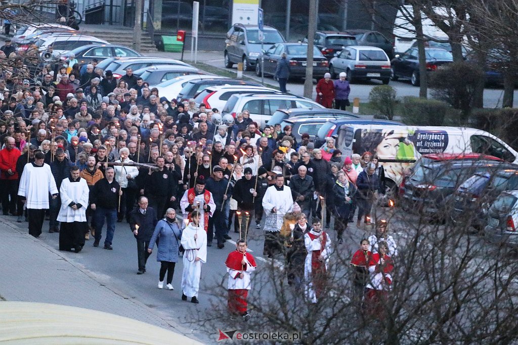 Droga krzyżowa ulicami miasta [13.04.2022] - zdjęcie #33 - eOstroleka.pl