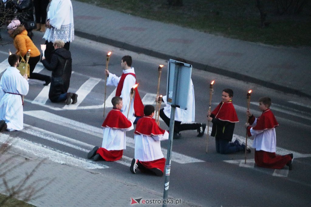 Droga krzyżowa ulicami miasta [13.04.2022] - zdjęcie #4 - eOstroleka.pl