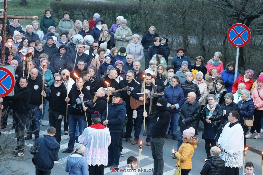 Droga krzyżowa ulicami miasta [13.04.2022] - zdjęcie #28 - eOstroleka.pl