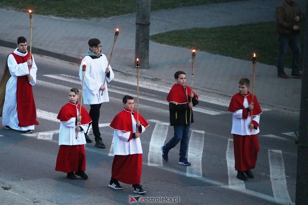 Droga krzyżowa ulicami miasta [13.04.2022] - zdjęcie #27 - eOstroleka.pl