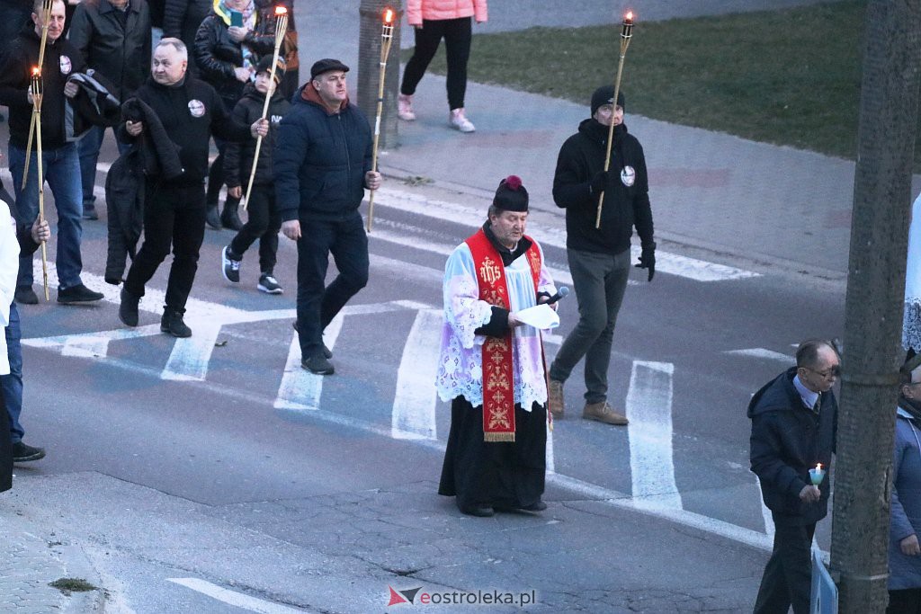 Droga krzyżowa ulicami miasta [13.04.2022] - zdjęcie #25 - eOstroleka.pl