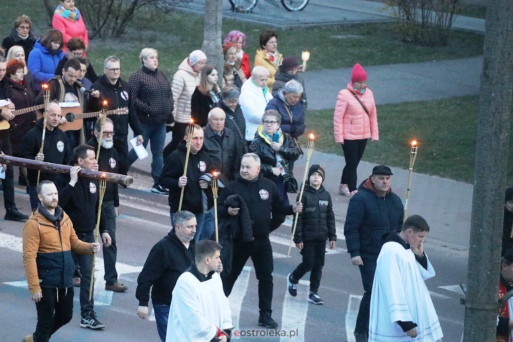 Droga krzyżowa ulicami miasta [13.04.2022] - zdjęcie #23 - eOstroleka.pl