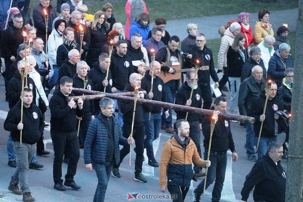 Droga krzyżowa ulicami miasta [13.04.2022] - zdjęcie #22 - eOstroleka.pl