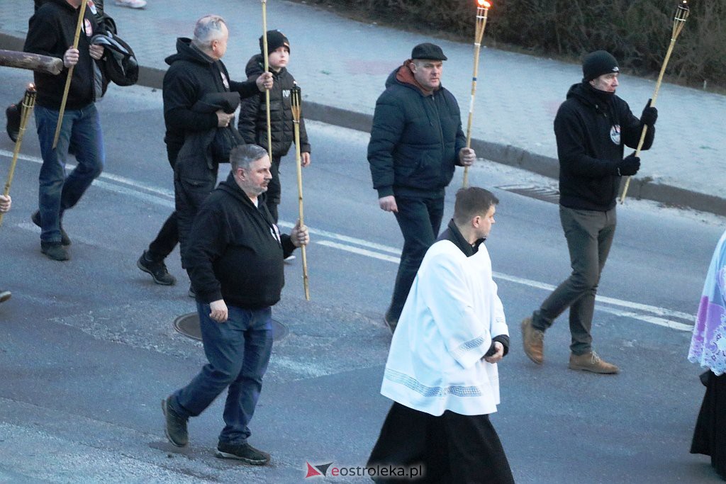 Droga krzyżowa ulicami miasta [13.04.2022] - zdjęcie #21 - eOstroleka.pl