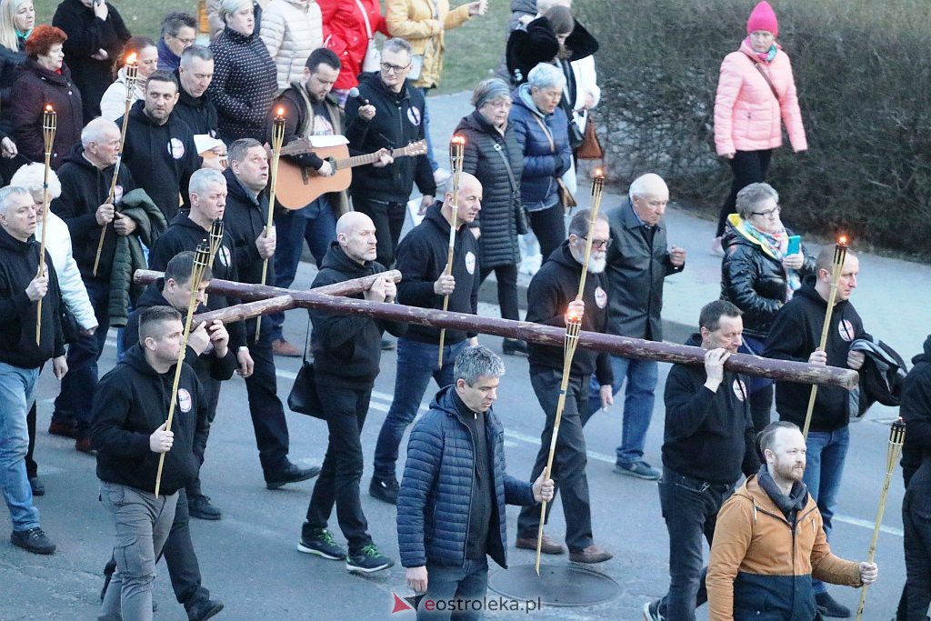 Droga krzyżowa ulicami miasta [13.04.2022] - zdjęcie #20 - eOstroleka.pl