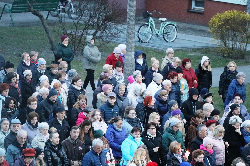 Droga krzyżowa ulicami miasta [13.04.2022] - zdjęcie #17 - eOstroleka.pl