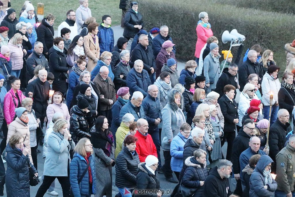 Droga krzyżowa ulicami miasta [13.04.2022] - zdjęcie #16 - eOstroleka.pl