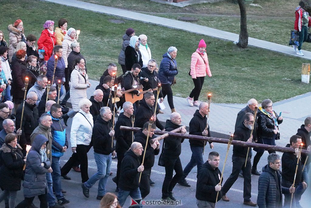 Droga krzyżowa ulicami miasta [13.04.2022] - zdjęcie #15 - eOstroleka.pl