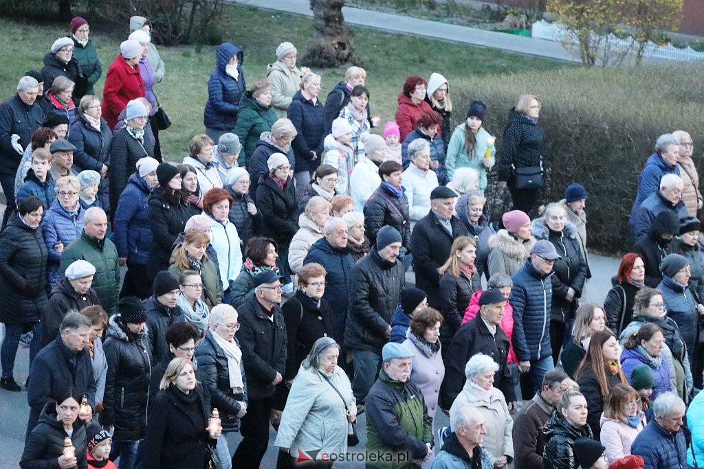 Droga krzyżowa ulicami miasta [13.04.2022] - zdjęcie #12 - eOstroleka.pl
