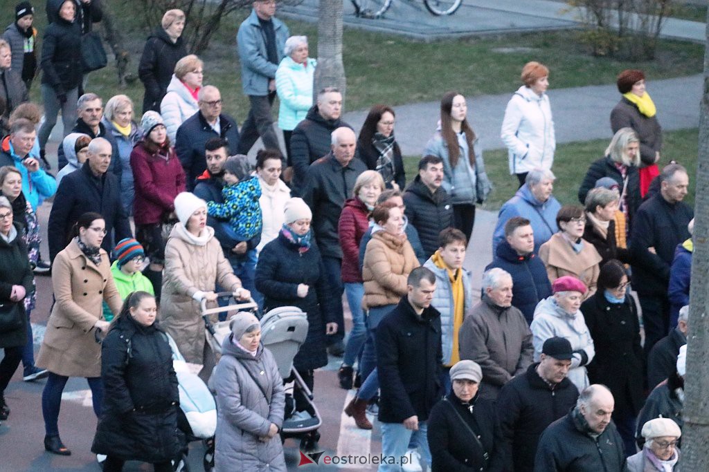Droga krzyżowa ulicami miasta [13.04.2022] - zdjęcie #8 - eOstroleka.pl