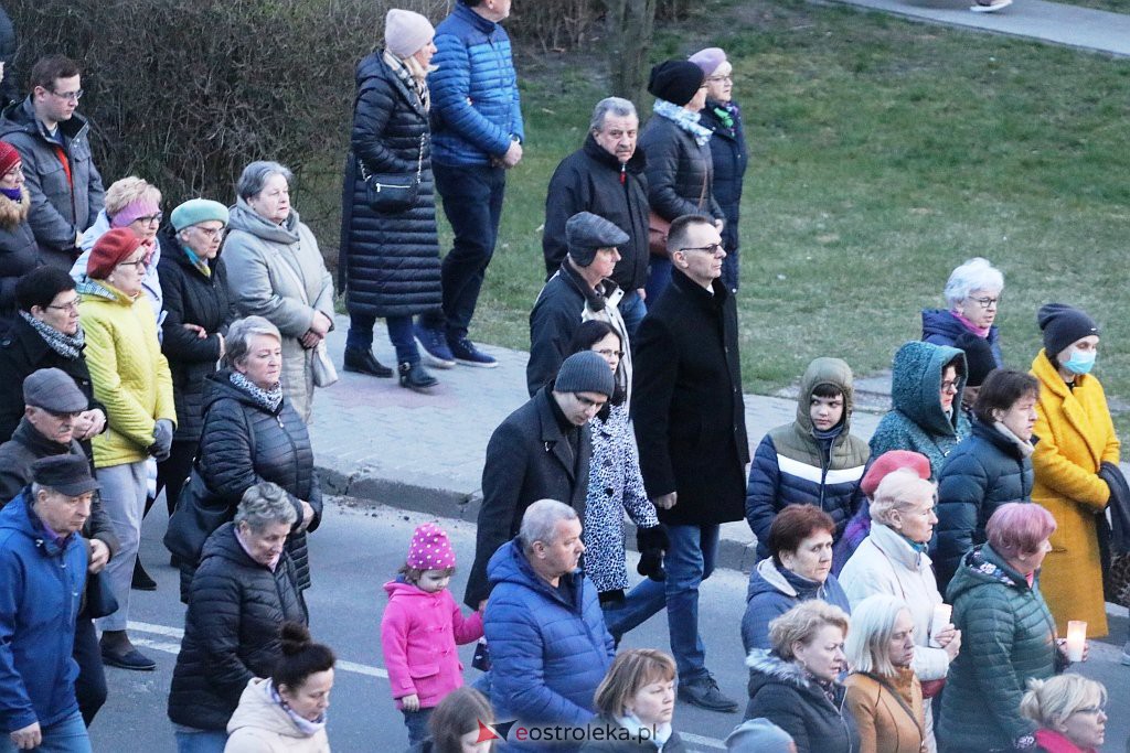 Droga krzyżowa ulicami miasta [13.04.2022] - zdjęcie #7 - eOstroleka.pl