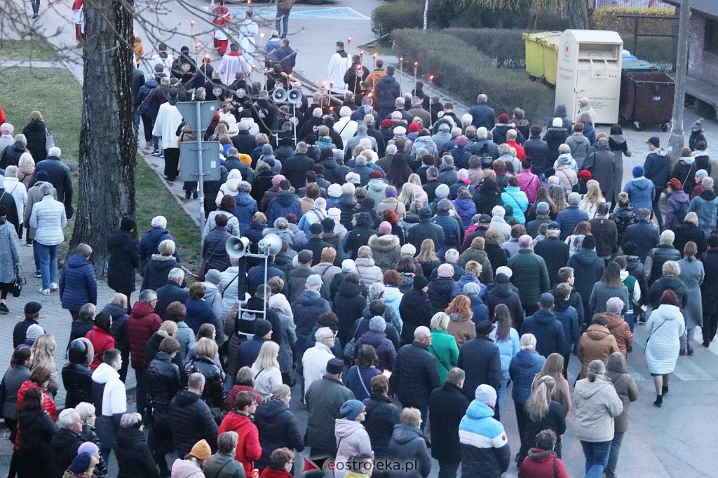 Droga krzyżowa ulicami miasta [13.04.2022] - zdjęcie #3 - eOstroleka.pl