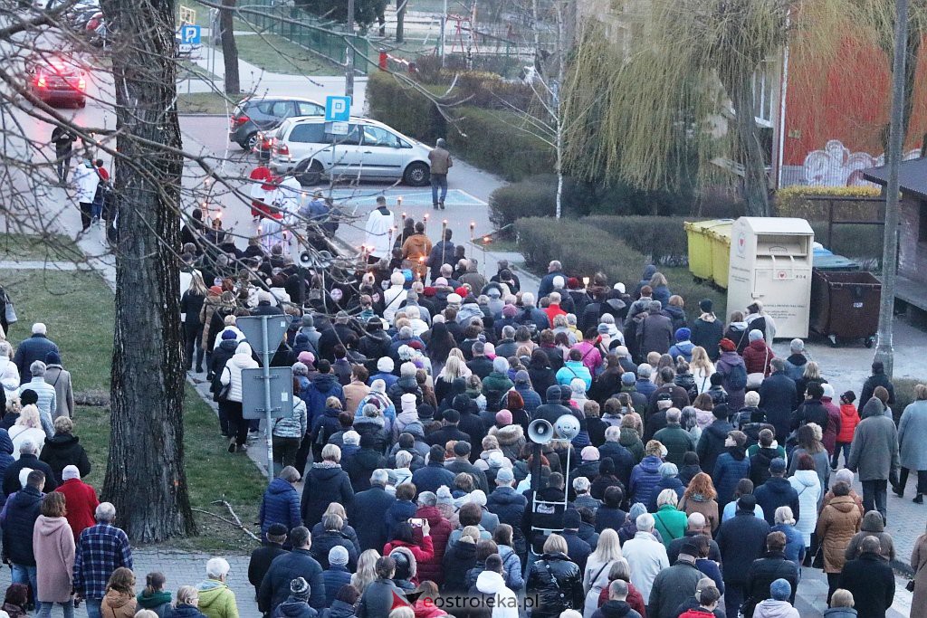 Droga krzyżowa ulicami miasta [13.04.2022] - zdjęcie #1 - eOstroleka.pl